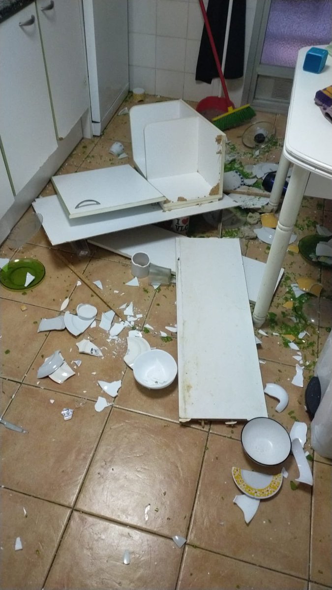 xulsii's tweet photo. Ningú:

El moble de la cuina a les 6 del matí: https://t.co/C5CmG9JVL5