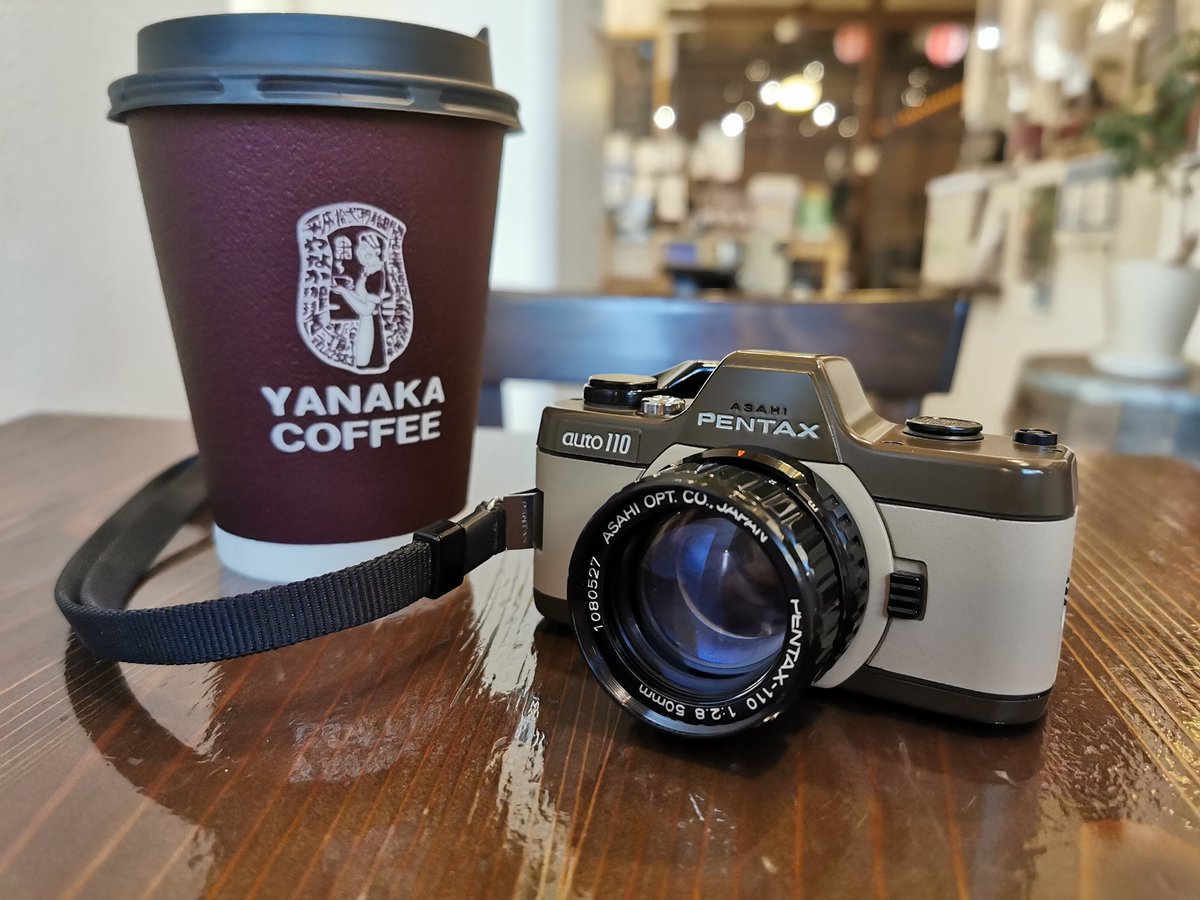 karuahaudy's tweet photo. 秋葉原の2ndbaseさんでauto110 を購入しました。
可愛い色ですよね。
早速フィルム買いに行こうっと。

GR3「うちより小さくない…？」

#PENTAX
#auto110 https://t.co/rzNU2AeEM0