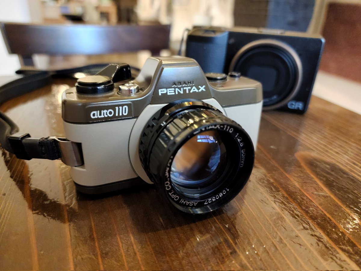 karuahaudy's tweet photo. 秋葉原の2ndbaseさんでauto110 を購入しました。
可愛い色ですよね。
早速フィルム買いに行こうっと。

GR3「うちより小さくない…？」

#PENTAX
#auto110 https://t.co/rzNU2AeEM0
