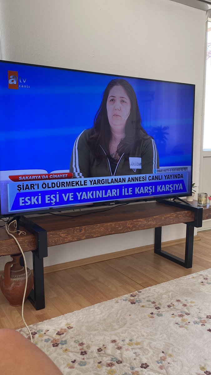 Siyasi twet atarsan 10 yıl yatarsn ama sevgilin çocuğunu döverek öldürür cenazeyle 6gün aynı evde yatarsın sonra plan yapar evi yakarsan olayın ardından 1 yıl geçince aşkım demiyor diye sevgilini ihbar edersen 2 yıl yatıp çıkarsın yani siyasi twet atmayn ekonomi süper #muegeanli