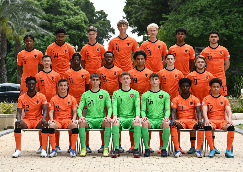 AZJeugd's tweet photo. 🔥 𝗔 𝗴𝗼𝗼𝗱 𝘀𝘁𝗮𝗿𝘁!
🇧🇬 Oranje Onder 17 wint het EK-openingsduel met Bulgarije: 1-3.
📋 Kuijsten begint in de basis, Splinter blijft op de bank.
#AZJeugd #OranjeO17 #bulned https://t.co/E4Ilc1Fkte