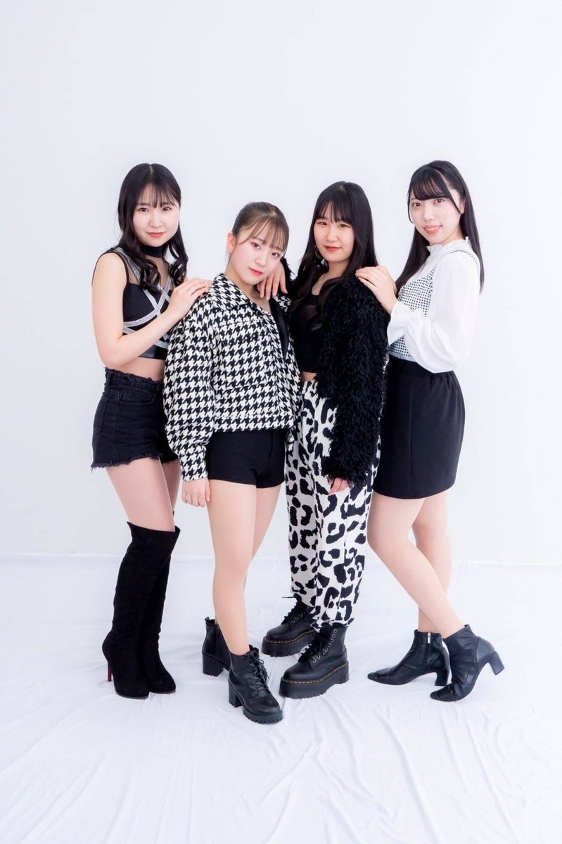 BLACKRO89898347's tweet photo. 🖤🌹🌹🌹🌹🖤

今日はBLACK†ROSE結成3周年です！！🙌💞

これからも切磋琢磨し、前進あるのみ！！😳✨✨

今後とも、応援よろしくお願い致します😌❤ https://t.co/Fm51FlJF53