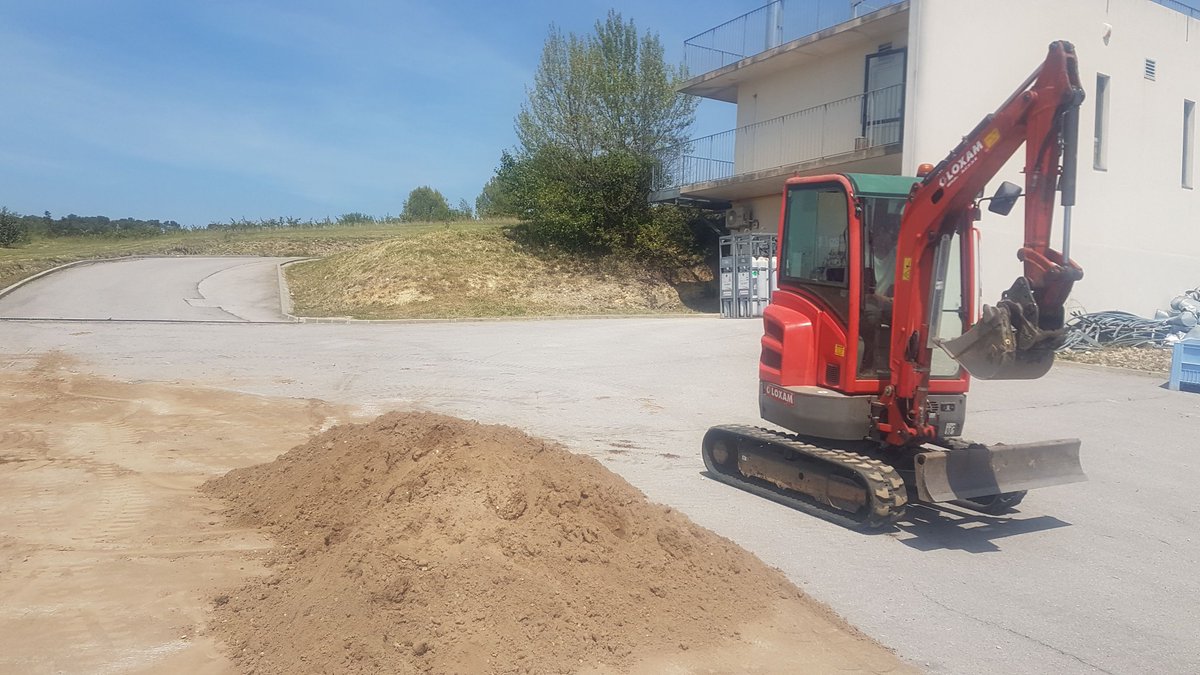 alex_milcu's tweet photo. Looking forward for some sort of soil sieving autonomous droids (@elonmusk :). Until then, no way to go around tedious tasks when setting up #lysimeter experiments with reconstructed soil. Huge team effort @EcotronCNRS ! Thanks a lot everyone. #ecotron @AnaEE_EU @INEE_CNRS https://t.co/3SdFqXTxVM