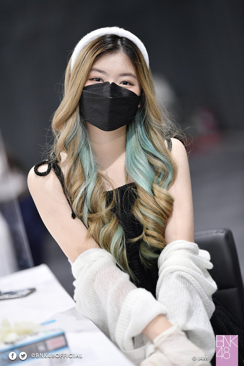 ViewBNK48THFC's tweet photo. ต้าววิวสวยมากเลย 🤍
สำหรับใครที่มางานจับมือ มารีวิวจับมือกับน้องวิวแล้วติดแทค #SayonaraViewBNK48 #ViewBNK48 กันได้น้า 🥰

ปล.รูปอื่นๆสามารถดูได้ที่ link นี้เลย
https://t.co/FGiQELTGmb https://t.co/qNwfdqkrWN