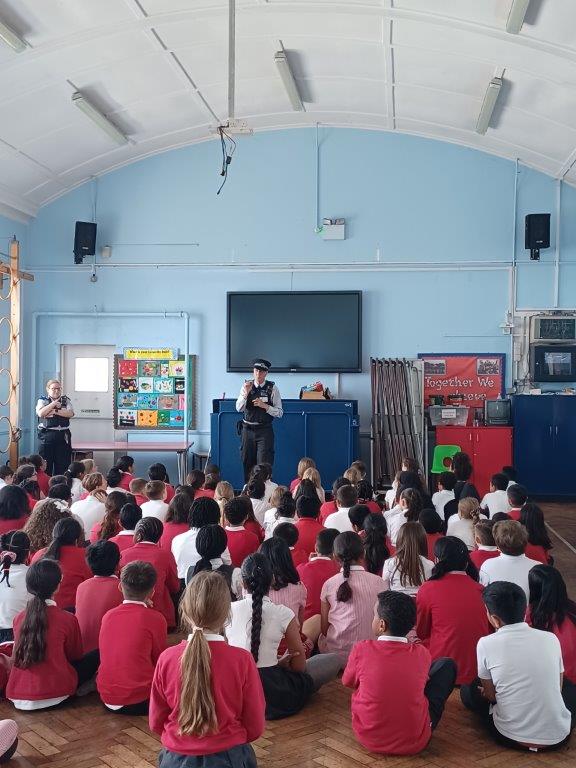 MPSRTPC's tweet photo. #EASaferTransport was at @Grafton_Primary speaking to the year 5 about internet safety & how to keep ourselves safe online๐ฎ๐ผ๐ฎ๐ผโโ๏ธ๐ป๐ฅ๏ธโ๏ธ
@MPSRTPC
@MPSBarkDag
@MPSValence
#Keepingourchildrensafe
#working2gether
#OpSceptre
@essex_crime
#Schoolsengagementteam https://t.co/PGnbEtxQ1R
