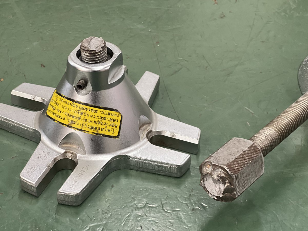 tcahama's tweet photo. 自動車整備ではいろいろな工具を駆使します。そのなかでも、固くハマったものを衝撃力で抜くのがスライド・ハンマ。直しながら使っていましたがついに壊れてしまいました🫣しかし本校には機械技術科があります！学生に部品を作ってもらいました！ささが機械科頼りになります😭 https://t.co/B4I7PiadY9