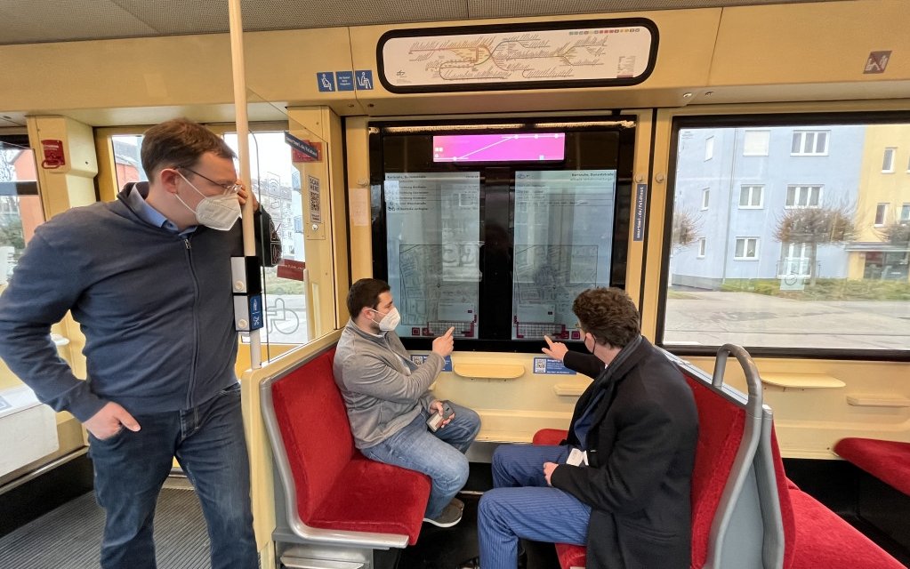 Neues vom Projekt SmartMMI der @HKAnews 

Forschung live gibt es im Wagen 900. Dort kann das „SmartWindow“ ab jetzt in einer Stadtbahn der Albtal-Verkehrs-Gesellschaft (AVG) von allen interessierten Fahrgästen getestet werden. 

h-ka.de/die-hochschule…

#KarlsruheDigital