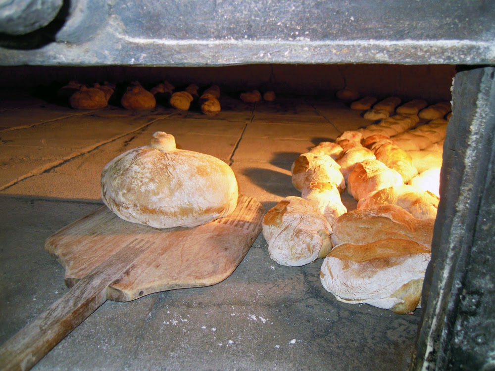 PanadariaC's tweet image. #diadasletrasgalegas2022 
&quot;Con un pouco de unto vello
que o ben soupen aforrar
e ca fariñiña munda
xa tiña para cear.
Fixen un caldo de groria
que me soupo que la mar,
fixen un bolo do pote
que era cousa de envidiar.&quot;
&quot;Follas Novas&quot; 1880 Rosalía
#SempreenGalego con #PandeOusá