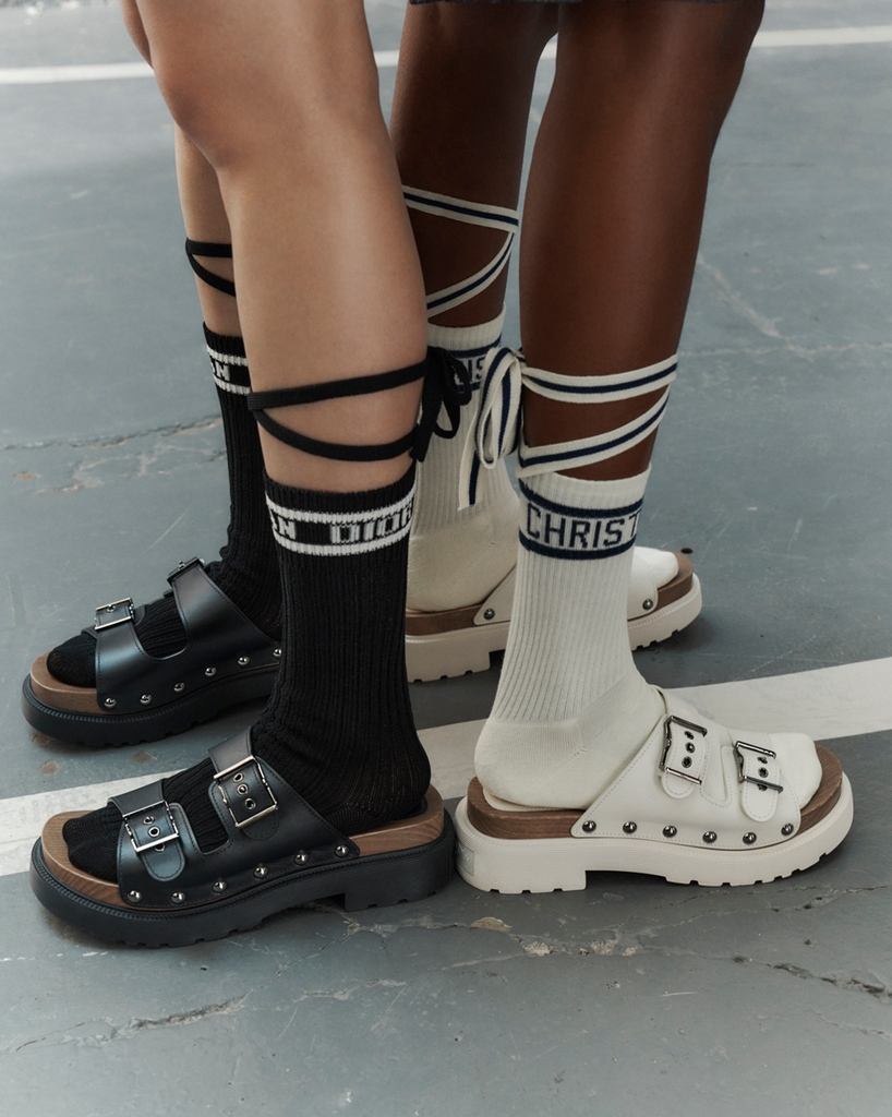 Dior's tweet photo. From 'D-Connect' sneakers to 'DiorAct' sandals and slides, the footwear play is unmistakably irresistible for Fall 2022 by Maria Grazia Chiuri. Check it out https://t.co/EKOmASM00g.
#DiorFall22 https://t.co/Z00Cq0ouZc