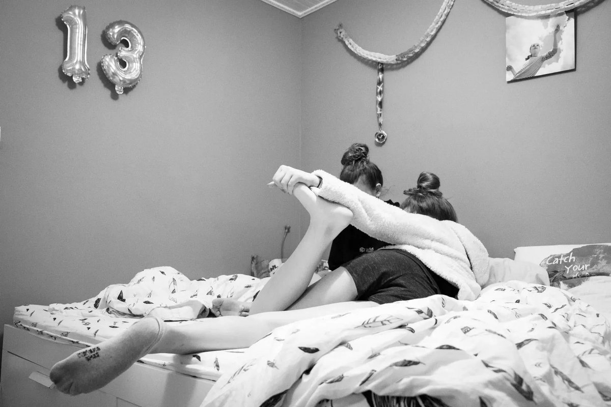 wipplay's tweet image. "Nous n'étions pas si différentes dans les années 90. Cette série aurait pu être faite avec mon argentique de l'époque. Même trio, même complicité, même discussions vautrées en tas sur les lits." 

📸  ©Auclairde #ConcoursPhoto #Adolescence
👉🏻 buff.ly/3FuDkBp