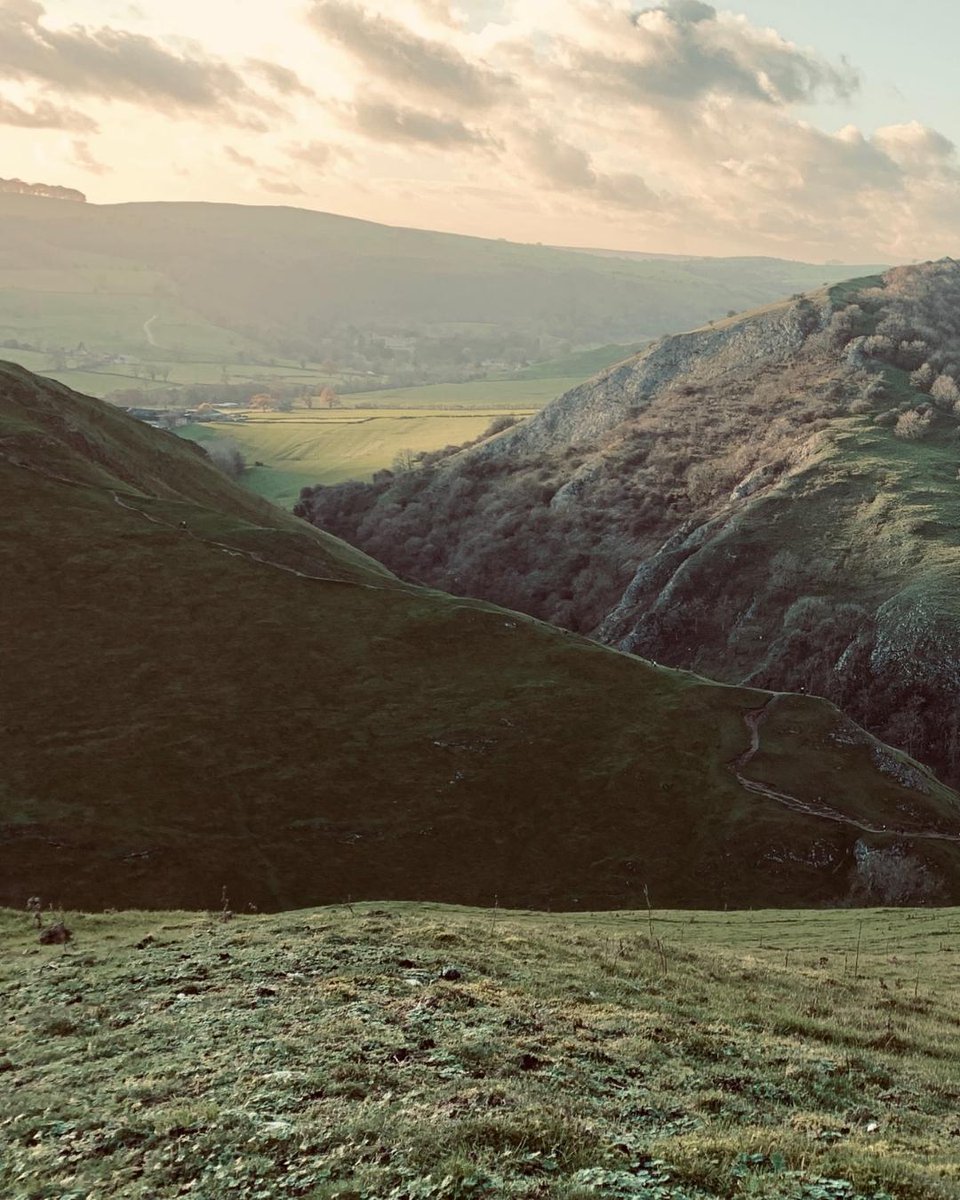 ✨ Day Trip Inspiration:
Dove Dale Stepping stones🕊️✨

🥾 A ramble great for all types of novice walkers and families 

The stepping stones are located only about 0.5 miles from Dovedale car park and accessible through two footpaths that run along both sides of the River Dove
