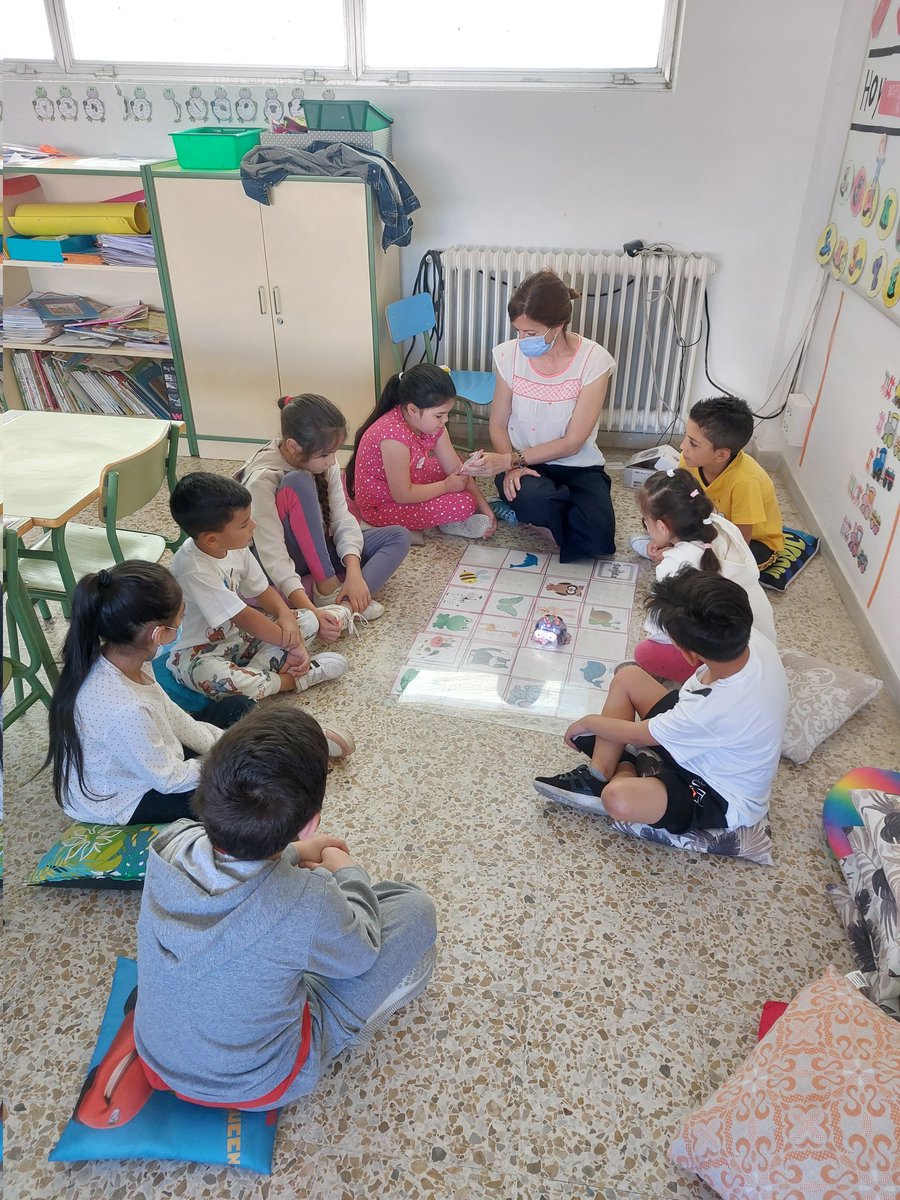 ceip_x's tweet photo. Nuevas tecnologías en el aula
#robótica 
#aprenderdisfrutando https://t.co/Yfhr2D3r2b