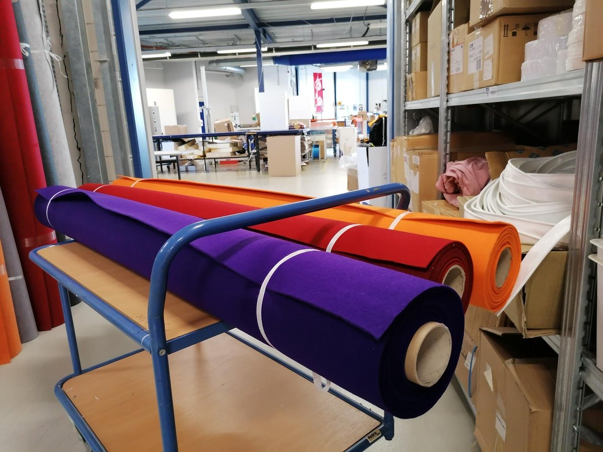Vanuit ons magazijn worden dagelijks de mooiste kleuren vilt verzonden naar onze klanten. Het vilt wordt eerst op maat afgesneden en daarna stevig verpakt. Hierdoor verkleinen we de kans op beschadigingen tijdens transport.
#viltoprol #lampegroup #eurofelt #wolvilt