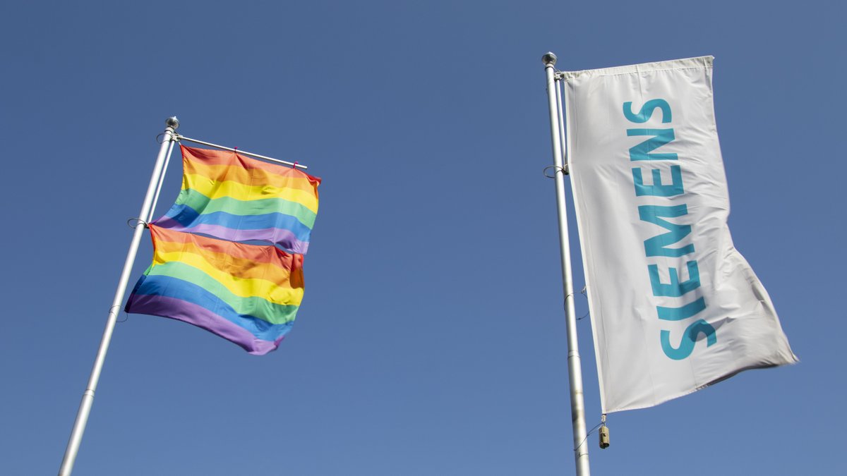 Siemens_Italia's tweet photo. Anche quest'anno, in occasione dell'International Day Against Homophobia, Biphobia, Interphobia and Transphobia, #CasaSiemens si tinge dei colori dell'arcobaleno! 🌈 #IDAHOBIT https://t.co/t6VM8MApnO