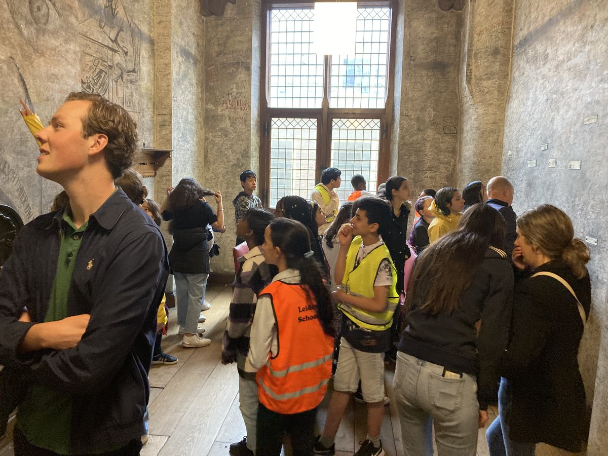 Studenten van <a href="/minerva/">L.S.V. Minerva</a> en <a href="/HSLeidenNL/">Hogeschool Leiden</a> gaven gisteren de leerlingen van <a href="/Leimundo_nl/">Leimundo</a> een inkijkje in het studentenleven! Op onderzoek in <a href="/HortusLeiden/">Hortus Leiden</a>, rondleiding door het Academiegebouw van <a href="/UniLeiden/">Universiteit Leiden</a> (inclusief het Zweetkamertje!) en tot slot een heel bijzonder studentenhuis🤩