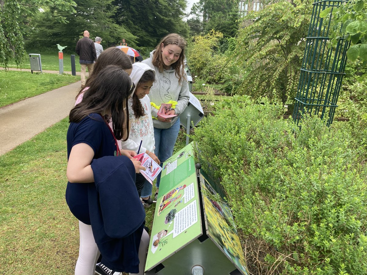 StMoveLeiden's tweet photo. Studenten van @minerva en @HSLeidenNL gaven gisteren de leerlingen van @Leimundo_nl een inkijkje in het studentenleven! Op onderzoek in @HortusLeiden, rondleiding door het Academiegebouw van @UniLeiden (inclusief het Zweetkamertje!) en tot slot een heel bijzonder studentenhuis🤩 https://t.co/LWnnxXn21h