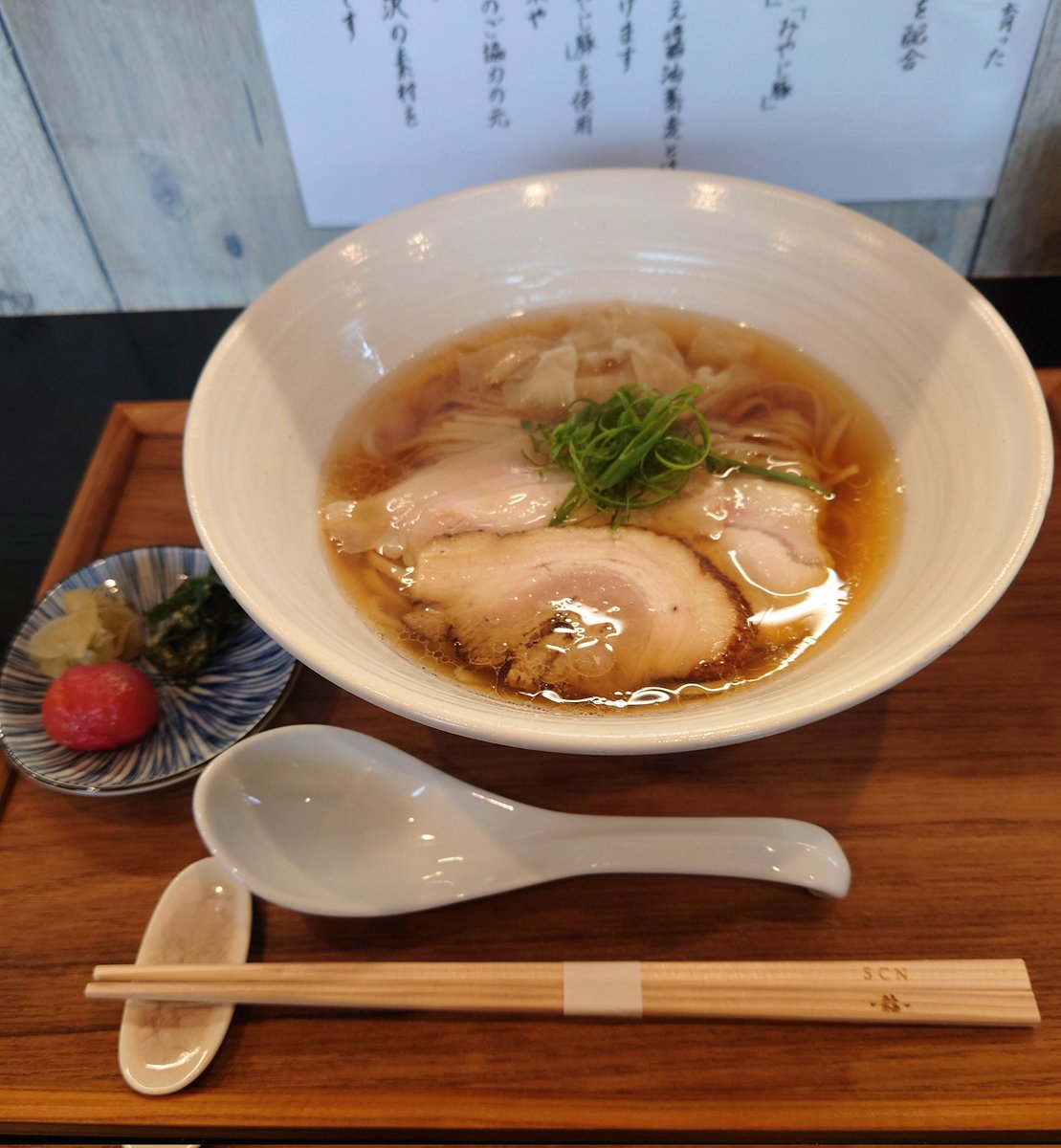 goodness_days's tweet photo. Lunch麺。
戸塚に用事で行ったので
足を伸ばして。
Shonanに Craft Noodle 結@湘南
醤油蕎麦
3種の先付けを楽しんでから
鶏・豚・牛の動物系スープ
ふんわり優しいシェル系醤油。
平麺によく絡んで啜るのが
楽しい
美味しかったー♪ https://t.co/ZKGdwNMqR1