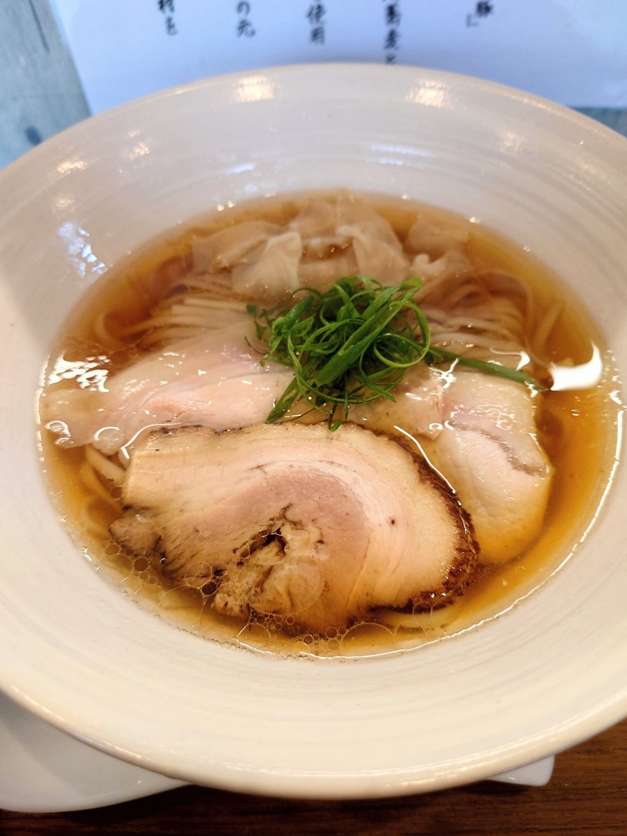goodness_days's tweet photo. Lunch麺。
戸塚に用事で行ったので
足を伸ばして。
Shonanに Craft Noodle 結@湘南
醤油蕎麦
3種の先付けを楽しんでから
鶏・豚・牛の動物系スープ
ふんわり優しいシェル系醤油。
平麺によく絡んで啜るのが
楽しい
美味しかったー♪ https://t.co/ZKGdwNMqR1