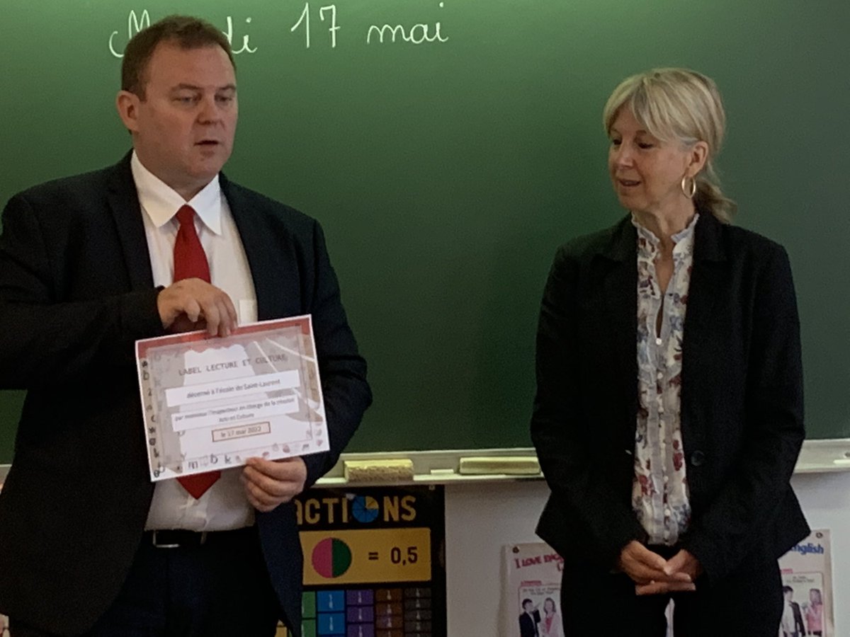 ema96371910's tweet photo. Remise du diplôme pour le label Lecture et culture à l’école de Saint Laurent en présence de M. Billebault, IEN en charge du PEAC. Félicitations aux enseignantes et aux élèves très engagés! @BillebaultMich1 @GoreauCecile @dsden18 https://t.co/MeFGPl2njv
