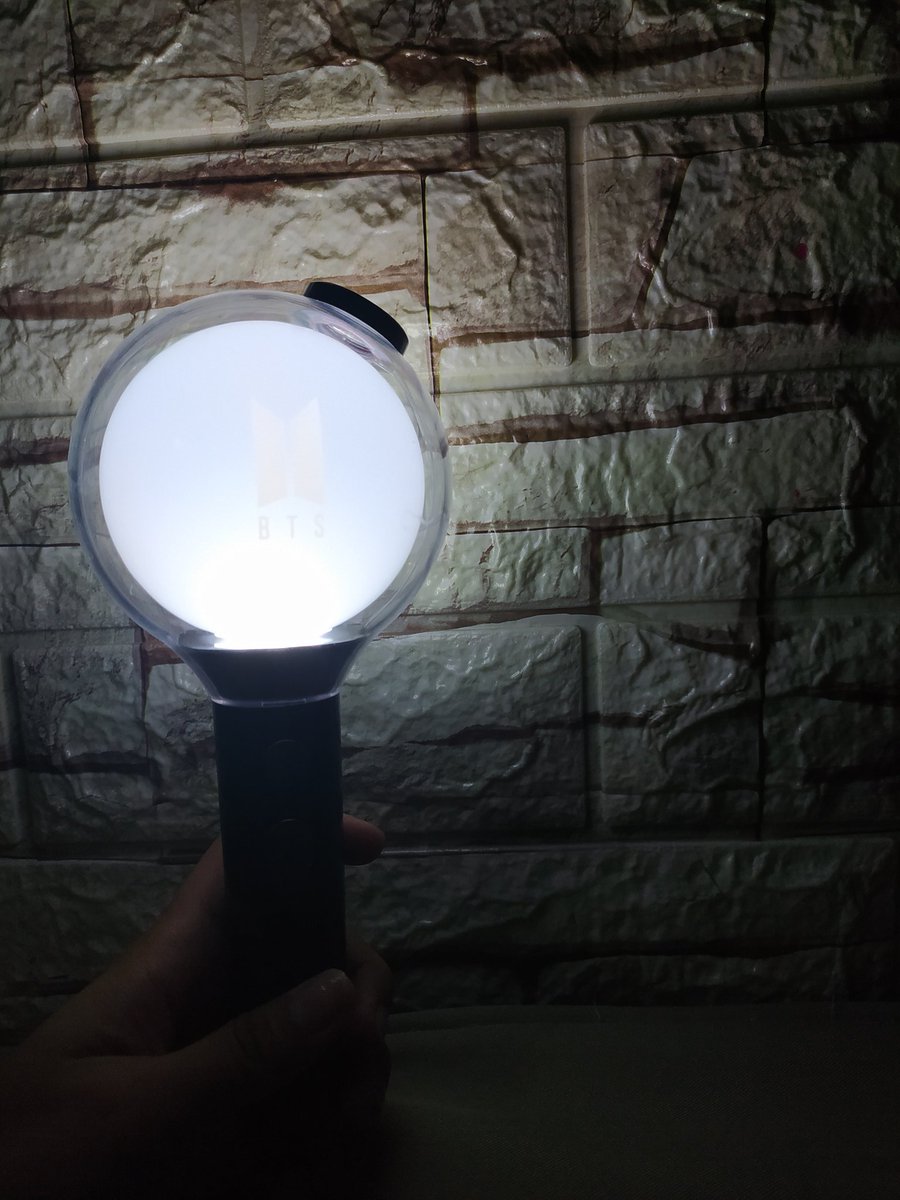 daechebolkart's tweet photo. hello! interest check! 

helping a friend sell her mots se lightstick
good condition! 
may light scratches lang (see vid below) 
inclu: ls pouch only

price: 1850php 
1700php if payo 

mop: gcash, union bank
mod: ggx only

dm if interested

pls help rt 🥺 https://t.co/47Al681VT7