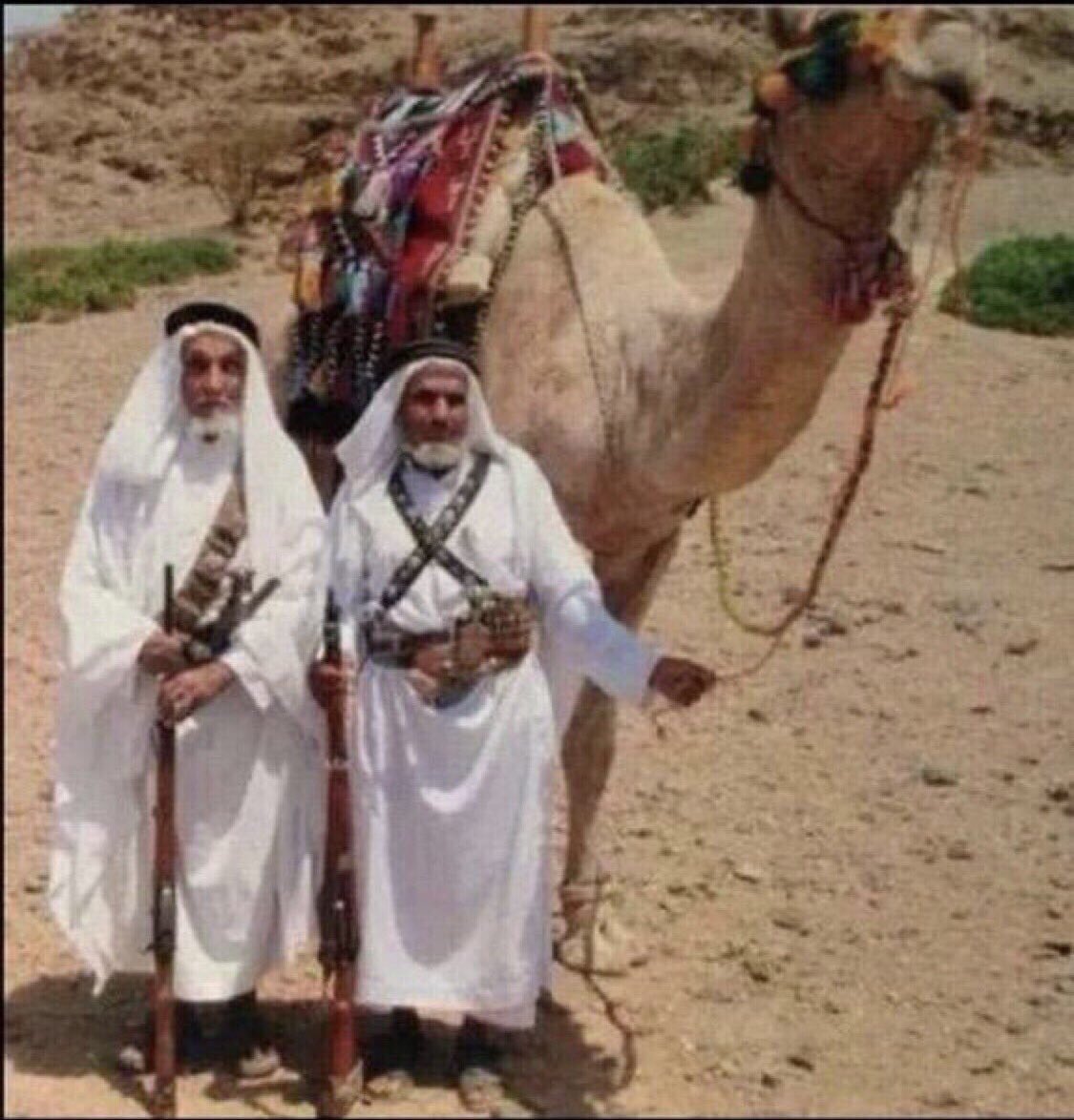 yam_2_yam's tweet photo. كما ان ل #نجران شموخ
فإن لرجاله هيبة 
إن تحدثوا افصحوا
واذا اعطوا أجزلوا
في عهودهم وفاء
وفي وعودهم صدق
يتلبسون البياض
لتتباهى بها رؤوسهم
وتطهر ��لوبهم
لهم ملامح وسمات
من رأها قال هؤلاء #يام 

"هـنا كان الرجال جبال ما تقبل خنا الزلة 
عـمـايمها سـحاب وابله باقي مواظيها"
#نجران_الان https://t.co/kfkZQ13pCZ