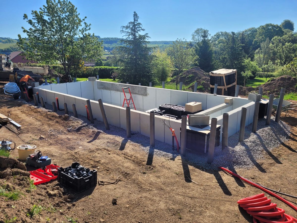 ISI_MIROIR's tweet photo. Installation de notre système Isi-Miroir avec la société Perret Paysage située à Tournus dans le 71, réseau Everblue. 
Structure piscine Aquafeat.
https://t.co/nltG4AsxpM
#abpool #isimiroir #piscinemiroir https://t.co/HUWoEzzjDf