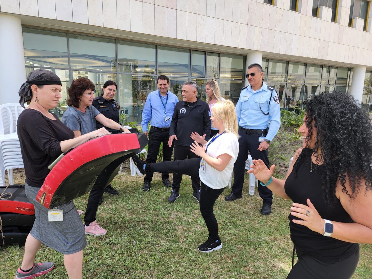 קשה להאמין שזה אמיתי אבל בביה״ח אסותא אשדוד זימנו את העובדים והעובדות לסדנת התמודדות עם אלימות לאחר התקיפה בהדסה אמש
@Now14Israel