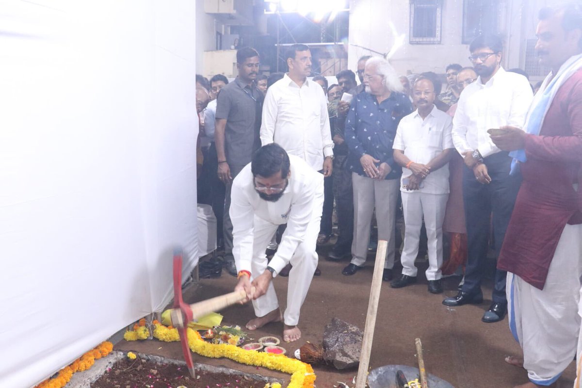 mieknathshinde's tweet photo. ठाणे पूर्व येथील १९५७ साली बांधण्यात आलेली दौलत नगर वसाहत कालांतराने जुनी झाल्याने तिचा पुनर्विकास करण्याची प्रक्रिया सुरू झाली होती. वसाहतीचा पुनर्विकास प्रकल्प लवकरच राबविण्यात येणार असून या कामाचा भूमिपूजन सोहळा मोठ्या उत्साहात संपन्न झाला. https://t.co/odST4fcm8U