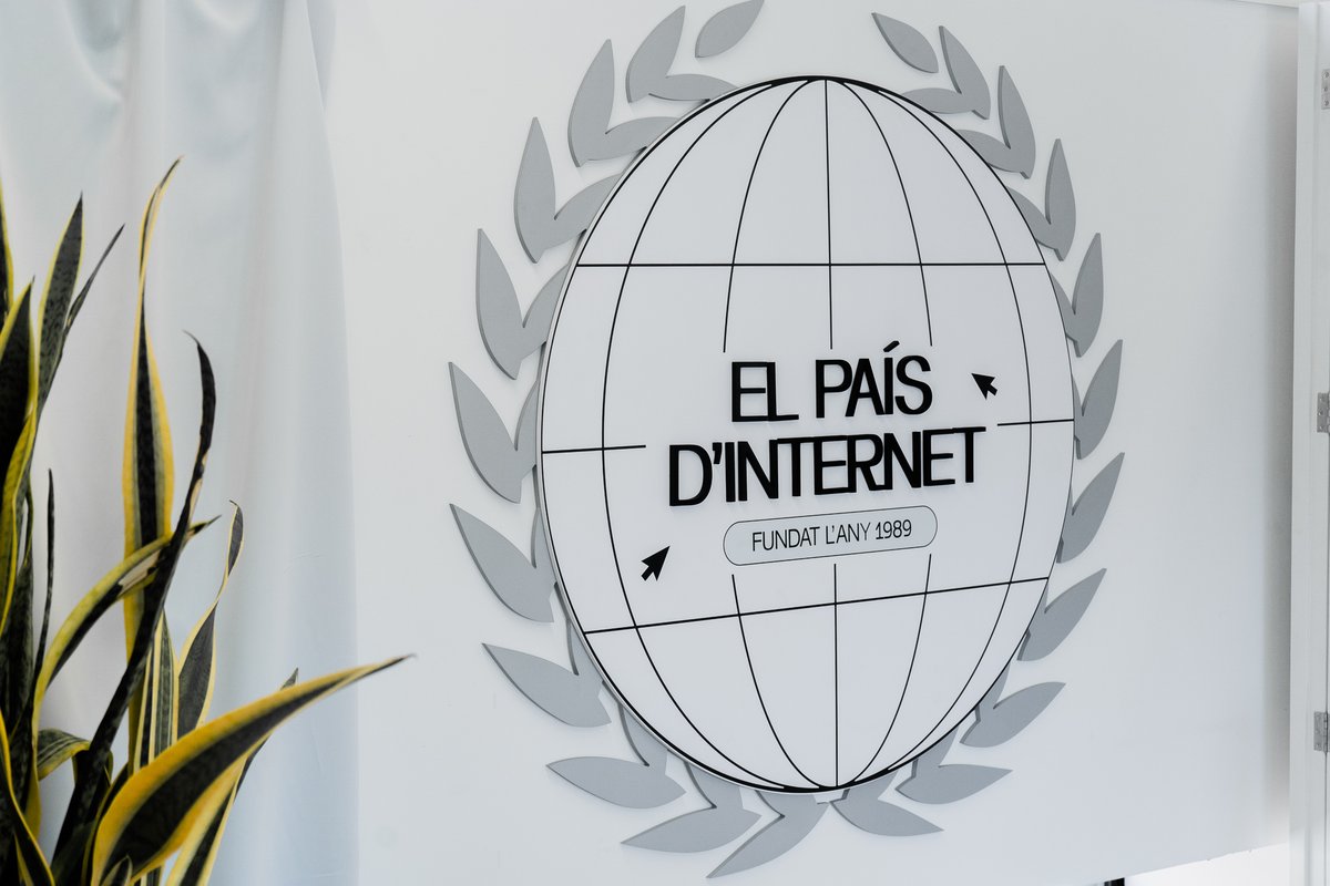 CanodromBCN's tweet photo. #InternetDay | Internet ha canviat des dels anys 90, però les potencialitats encara hi són ✨
🔓 Coneixement obert
🤝 Cooperació
🌐 Xarxes globals
🟢 Pel #DiadInternet celebrem l'accés lliure a la xarxa!
Comencem per una visita a la seva ambaixada 👀https://t.co/Z4yv3uXsNf https://t.co/3f3J2OTVle