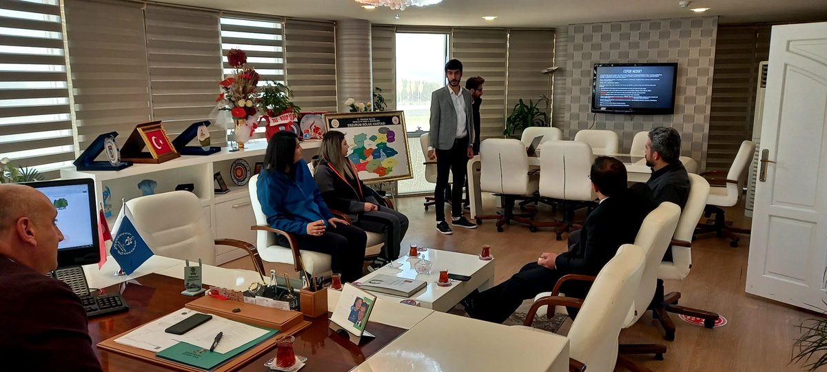GSB_Erzurum's tweet photo. Atatürk Üniversitesi E-Spor Kulüp Başkanı Onur DALKILIÇ ve Takım Koçu Muhammet ONAY, İl Müdürümüz Birdal ÖZTÜRK ve Spor Hizmetleri Müdürümüz Ahmet ÇELEBİ ile basketbol antrenörlerimizin katıldığı toplantıda sunum yaptılar. @kasapoglu @gencliksporbak https://t.co/OSvp6ScI7P
