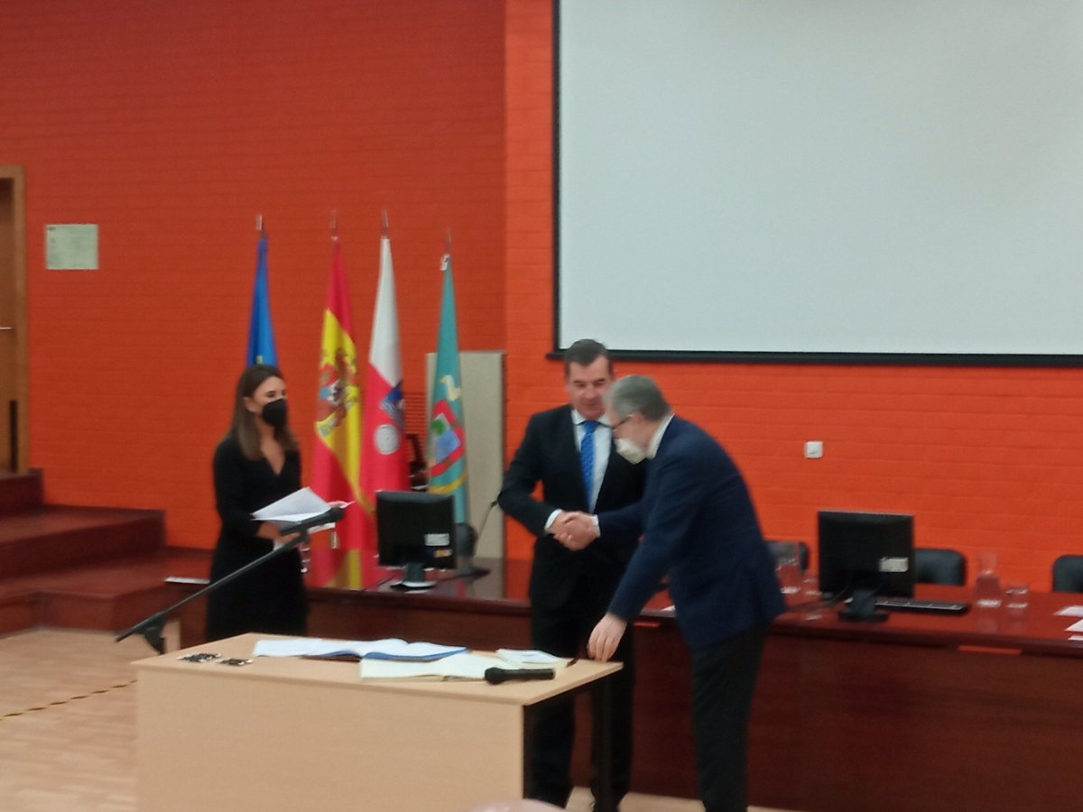 DGarciaSaiz's tweet photo. Hoy toma posesión como Catedrático @juliopascualg. Gran médico y profesor, con un currículo excepcional. Muy orgulloso, era algo largamente esperado y muy merecido. ¡Enhorabuena! @unican https://t.co/5pbFSFKLiB