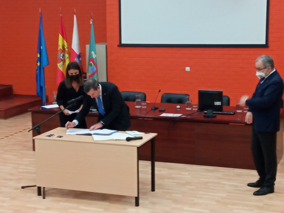 DGarciaSaiz's tweet photo. Hoy toma posesión como Catedrático @juliopascualg. Gran médico y profesor, con un currículo excepcional. Muy orgulloso, era algo largamente esperado y muy merecido. ¡Enhorabuena! @unican https://t.co/5pbFSFKLiB