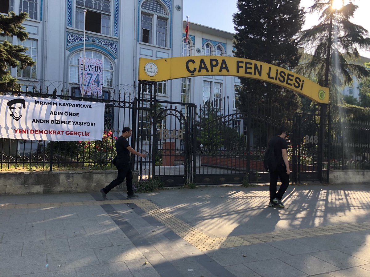 ydgresmi's tweet photo. Komünist önder İbrahim Kaypakkaya’nın katledilişinin 49. yılında öğrencilik yıllarını geçirdiği eski adı Çapa Yüksek Öğretmen Okulu olan Çapa Fen Lisesine pankart astık.

18 Mayıs’ı unutma!
Komünist önder İbrahim Kaypakkaya ölümsüzdür! https://t.co/Bydphj4FWT