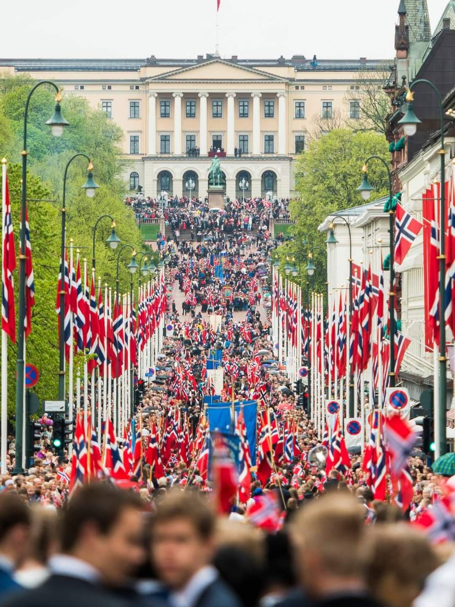 litelin's tweet image. 🇧🇻 Some celebrates with tanks, weapons and military parades, others celebrates freedom and independence with flags, singing children and ice-cream! I'm glad I live in Norway! 
Happy Constitution Day, #Norway! 🇧🇻
