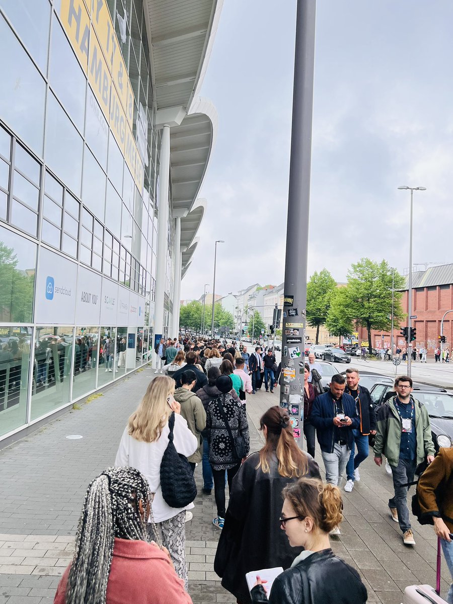 HolgerKuhlmann's tweet photo. Super Sache das man sich nicht online akkreditieren kann. Schwach für eine #DigitalMesse #OMR22 #Hamburg @OMRockstars https://t.co/CzdlsTCJgH