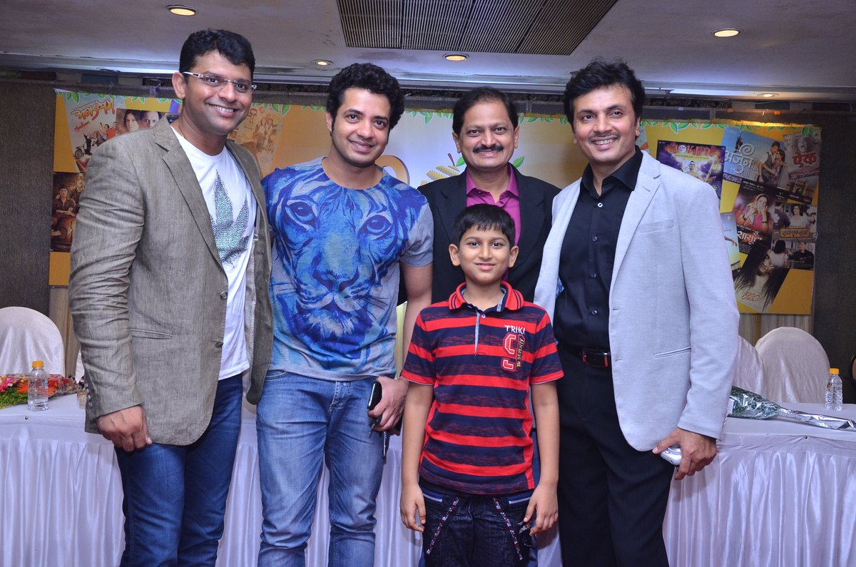 sameerpdixit's tweet photo. Dear @swapnilbandodkar Happiest Birthday to you 🎂

This picture from Shambhari Cinemanchi of us reminds me of the good old memories 😃

You are always the most loved singer as well as a person for us. 

#birthday #birthdaywishes #swapnilbandodkar #pickleentertainment https://t.co/nEEBRkL1C1