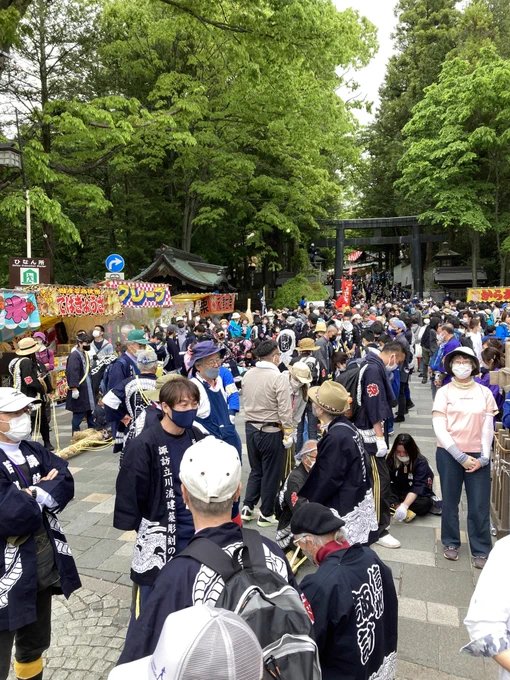 御柱祭の里曳き、にぎわっててすごかった。

下諏訪社秋宮の門前を渡り鳥とカタツムリの中で描いてたので貼ってみる。 