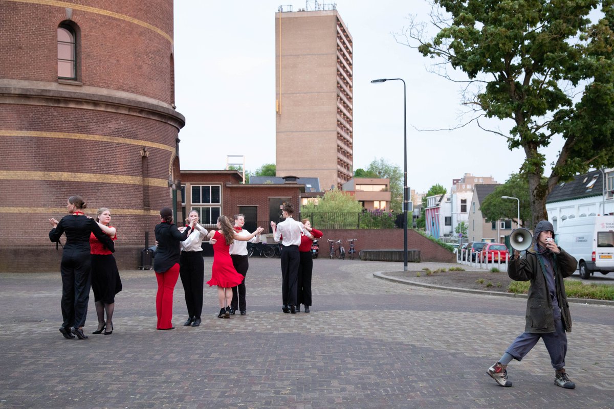 sonnevanck053's tweet photo. 𝗦𝘁𝗮𝗱𝘀𝘃𝗹𝘂𝗰𝗵𝘁
Op 6, 7 &amp; 8 mei speelden we Stadsvlucht! Fotograaf @AnnabelJeuring liep op 7 mei met een van de routes mee en maakte deze prachtige foto's 😍

Meer foto's vind je op onze website: https://t.co/EvSe1QvHlW

#Enschede #Stadsvlucht #Playground053 https://t.co/d9o8cOVlD9