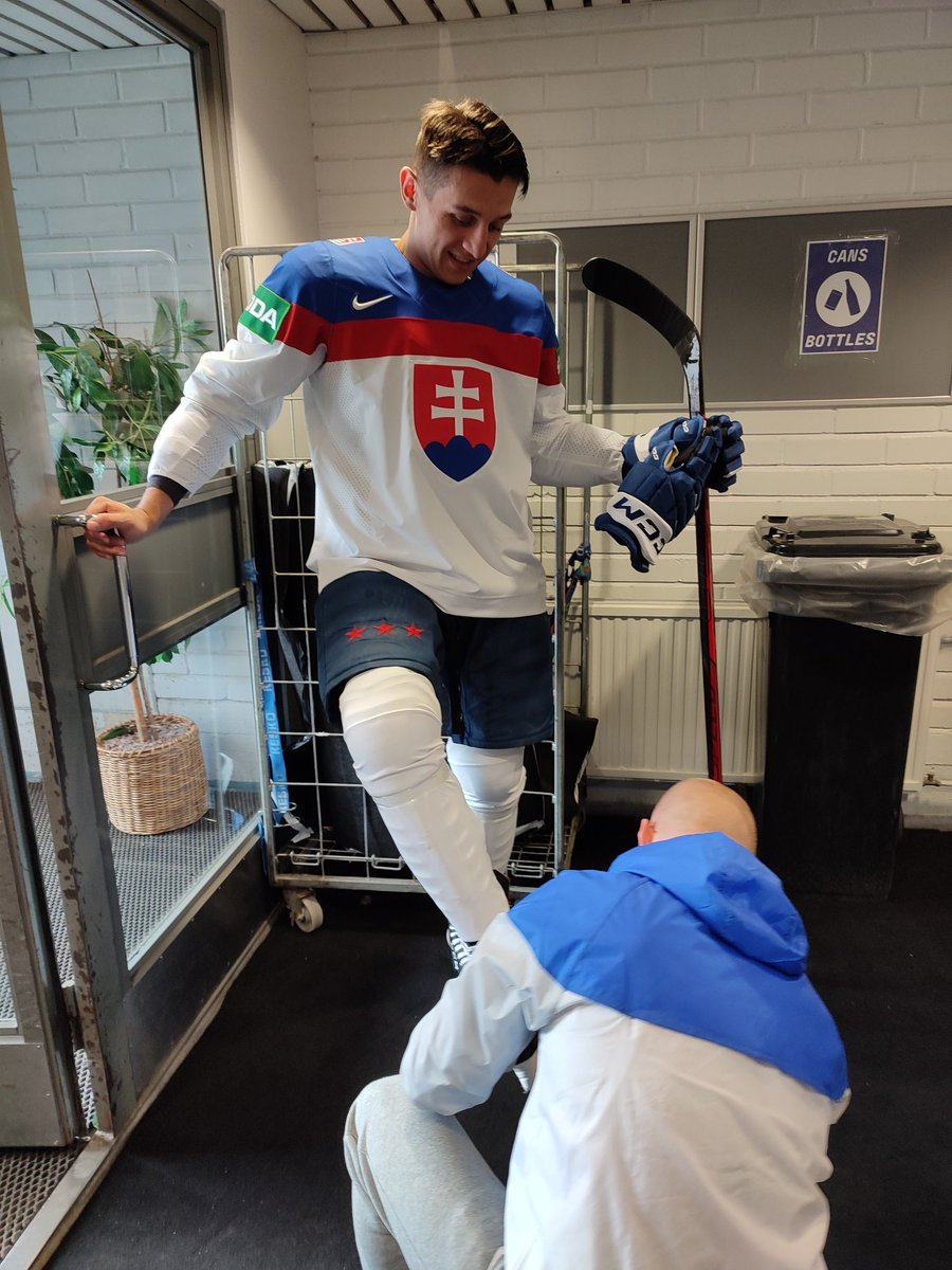 michal_runak's tweet photo. Prvý tréning pre Fehyho, ešte si musel skúsiť střevíc. https://t.co/g0VM9Vd89n