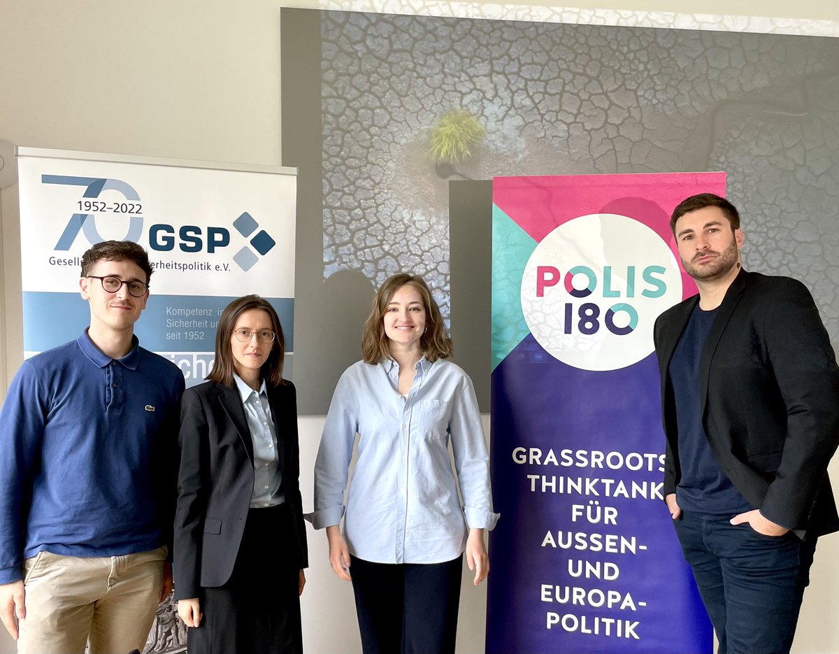 GspBerlin's tweet photo. 💡 Klimawandel und Sicherheitspolitik - welche Zusammenhänge existieren und vor welchen Herausforderungen werden zukünftige Generationen stehen? Darüber wurde am Wochenende im Workshop der JGSP @GspBerlin in Koop. mit @polis180 gemeinsam informiert und diskutiert! https://t.co/QaTYucIiDS