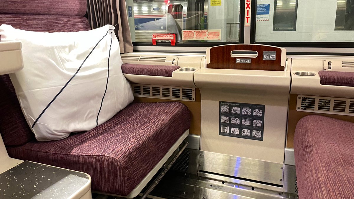 AndreasWiede's tweet photo. I’m lucky: my #roomette cabin in the #Viewliner sleeper is on the “Hudson side” as we travel northwards on board @Amtrak’s 🇺🇸 #LakeShoreLimited out of New York on the way to #Chicago. Wonderful views! https://t.co/BddzrQPORT