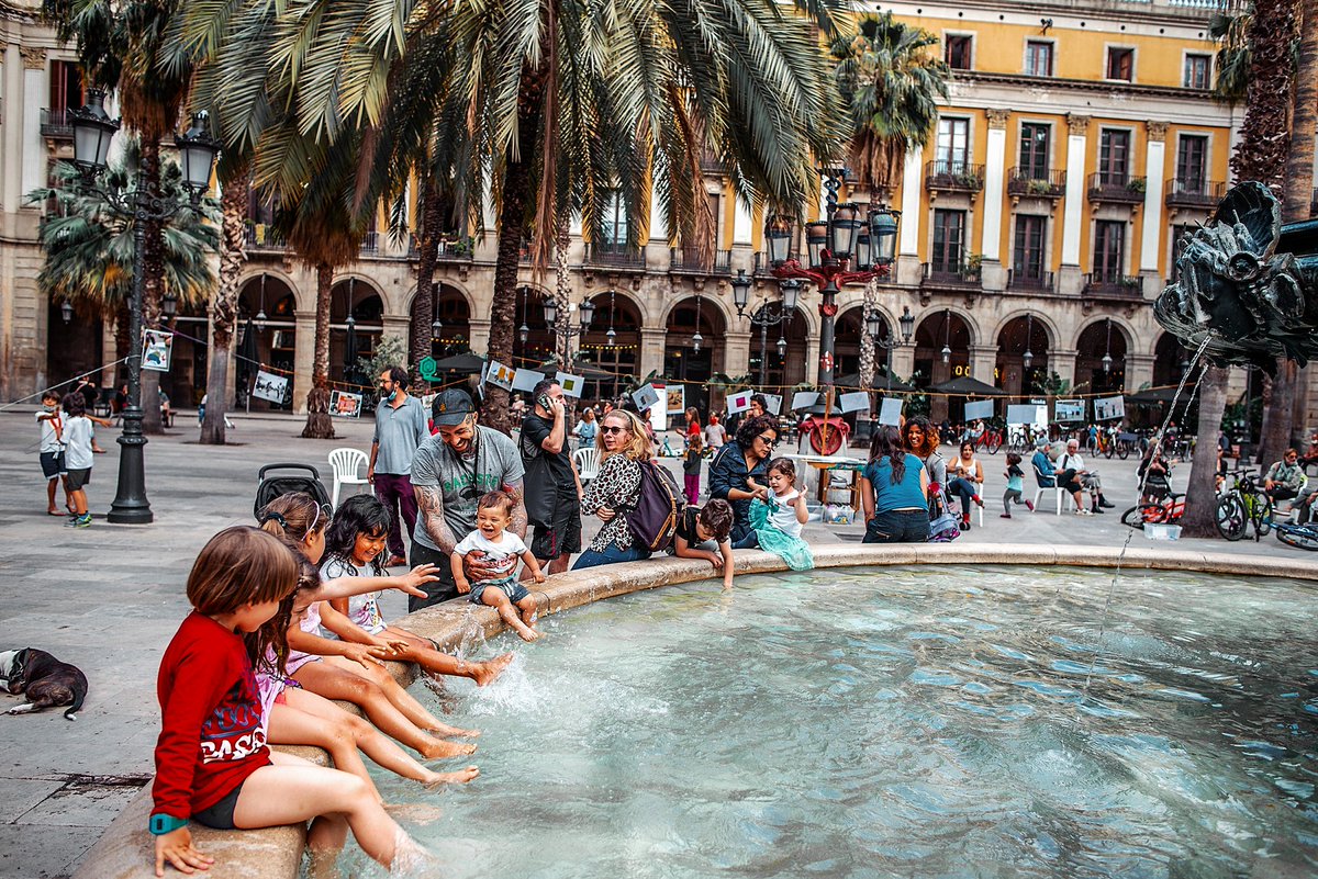 Sergi_Bernal's tweet photo. Això va ser la plaça Reial.  Que ningú ho oblidi.

@PlacaLife https://t.co/sJSd49TggR