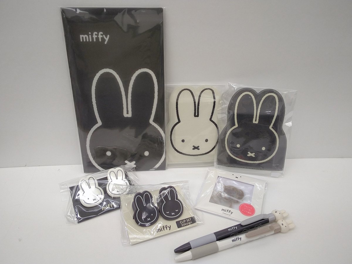 CHIKUHO3's tweet photo. ミッフィーのフェイスシリーズの新作が入荷しました🐰シンプルなデザインでどんな場面でも使いやすい😎お顔マスコット付きのボールペンと、ころんとしたフォルムがかわいいクリップがイチオシです👍
#ミッフィー #miffy #クツワ https://t.co/fyo9MkdczH