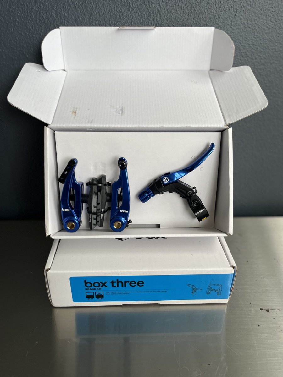 pushbykerider's tweet image. Operation Resto Communter No. 4

Due to the bike being a little old school I needed to get brakes that fitted onto cantilever brake mounts. After doing some searching I found these anodized blue V-brakes from Box Components.  #boxcomponents #vbrakes

bykerider.com/?p=255