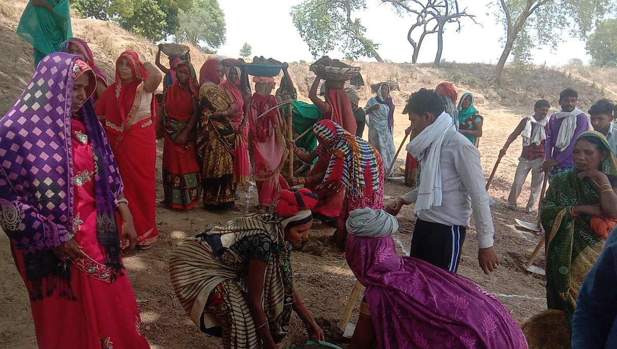 DM MIRZAPUR - मेरी माटी-मेरा देश (@dm_mirzapur) on Twitter photo विकास खण्ड सिटी के ग्रामसभा अहमलपुर में  "अमृत सरोवर अभियान के अन्तर्गत तालाब निर्माण"  का शुभारंभ करते हुए जिलाधिकारी प्रवीण कुमार लक्षकार ।
30 जून तक कार्य पूरा करने का दिया निर्देश।
<a href="/CMOfficeUP/">CM Office, GoUP</a> <a href="/ChiefSecyUP/">S.P. Goyal, Chief Secretary, GoUP</a> <a href="/InfoDeptUP/">Information and Public Relations Department, UP</a> <a href="/ShishirGoUP/">Shishir🇮🇳</a> विकास खण्ड सिटी के ग्रामसभा अहमलपुर में  "अमृत सरोवर अभियान के अन्तर्गत तालाब निर्माण"  का शुभारंभ करते हुए जिलाधिकारी प्रवीण कुमार लक्षकार ।
30 जून तक कार्य पूरा करने का दिया निर्देश।
<a href="/CMOfficeUP/">CM Office, GoUP</a> <a href="/ChiefSecyUP/">S.P. Goyal, Chief Secretary, GoUP</a> <a href="/InfoDeptUP/">Information and Public Relations Department, UP</a> <a href="/ShishirGoUP/">Shishir🇮🇳</a>