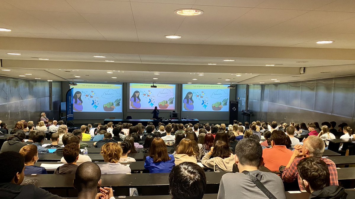 Lucile_DELCAMPO's tweet photo. ⚡️Restitution du Passeport Recherche 2022 : enfin un rassemblement après 2 ans d’annulation ! 🙏🥳

🫁🎤 @dijoux_eleonore trop forte qui a captivé un amphi de 250 lycéens avec ses travaux @institut_thorax.🙌

Merci @IAEnantes pour l’accueil 👌
@NantesUniv https://t.co/kjmcdDIEHb