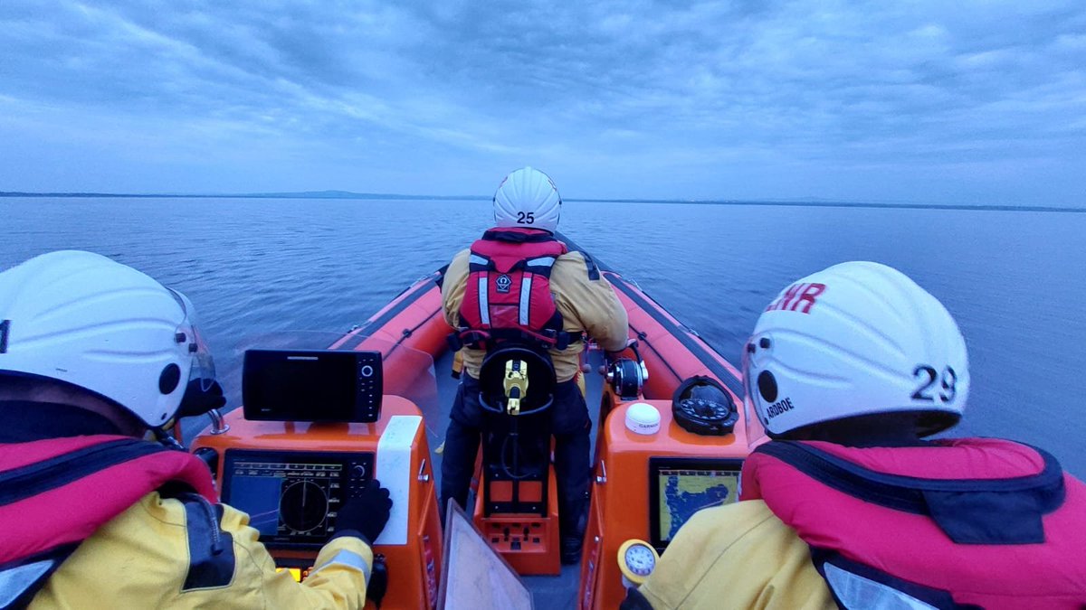Irishlifeboats's tweet photo. Helvick Head RNLI assists four sailors in broken down speedboat off Dungarvan https://t.co/Ew8xy0qVaE #RNLI #HelvickHead #Lifeboat π· RNLI/HelvickHead https://t.co/Wvhta5YFjC