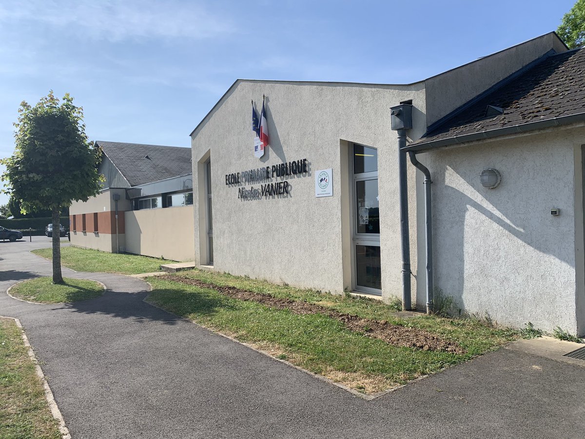 ema96371910's tweet photo. Remise du diplôme pour le label Lecture et culture à l’école d’Allouis en présence de Mme le Maire, des représentants de parents et représentants de l’Amicale. Des projets variés portés par les enseignants des 5 classes. 👏aux élèves. https://t.co/EfA7wjoakP