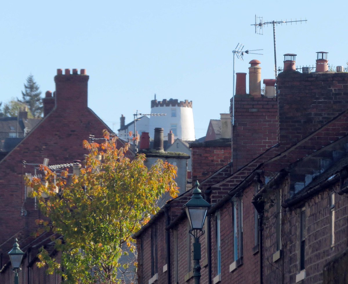#LocalandCommunityHistoryMonth
From the bottom of Long Row, looking up the street and to the right of the top house gable, you’ll spot this white castellated turret. This is all that’s left of Belper’s 18th century windmill.