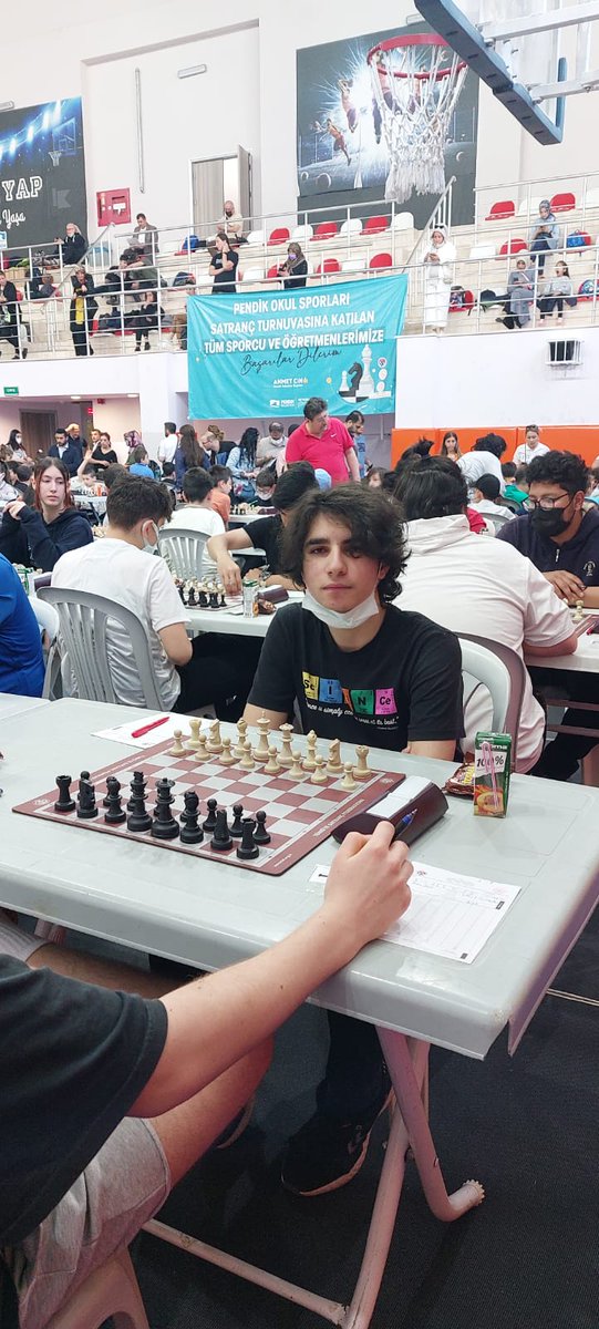 KDKMatematik's tweet photo. Matematik Kulubü ögrencilerimiz Pendik  Okul Sporları Satranç Turnavası'nda yarışıyorlar. Ögrencilerimize başarılar diliyoruz @KDKMatematik @ekremkoseoglu53 @Azrafraarzu1 @arzuuz11 @MehmetKemalkoc1 @KurtkoyDoga_K https://t.co/KifGVxbgl3